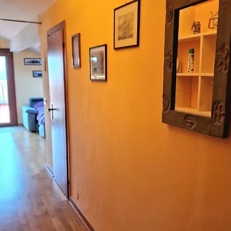 Apartment Attic For 4 Center - Ac & Reserved Parking *
